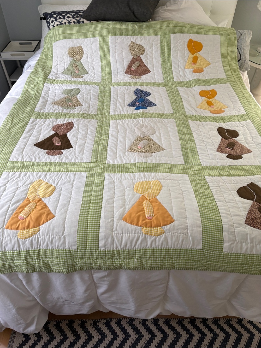 Sunbonnet Patchwork Quilt in Green and Yellow - Vintage-Style Bed Quilt